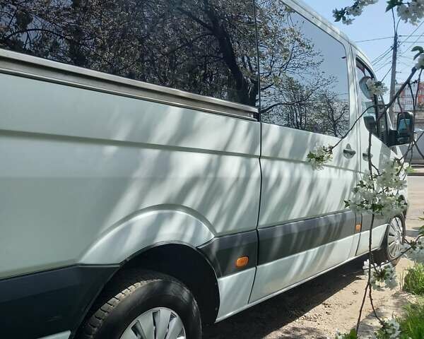 Белый Мерседес Sprinter, объемом двигателя 2.2 л и пробегом 590 тыс. км за 11500 $, фото 4 на Automoto.ua