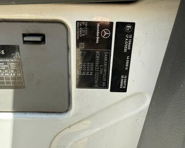 Белый Мерседес Sprinter, объемом двигателя 2.2 л и пробегом 240 тыс. км за 15000 $, фото 17 на Automoto.ua