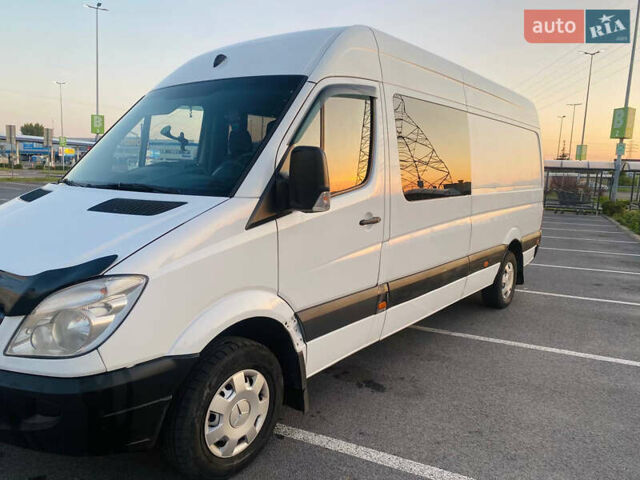 Белый Мерседес Sprinter, объемом двигателя 2.2 л и пробегом 500 тыс. км за 9400 $, фото 2 на Automoto.ua