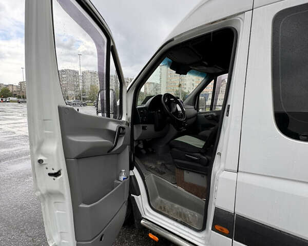 Белый Мерседес Sprinter, объемом двигателя 2.15 л и пробегом 408 тыс. км за 11500 $, фото 12 на Automoto.ua