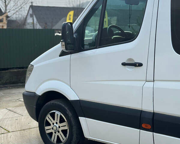 Белый Мерседес Sprinter, объемом двигателя 2.15 л и пробегом 315 тыс. км за 9000 $, фото 4 на Automoto.ua