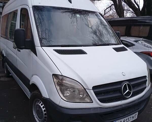 Белый Мерседес Sprinter, объемом двигателя 2.15 л и пробегом 350 тыс. км за 11500 $, фото 3 на Automoto.ua