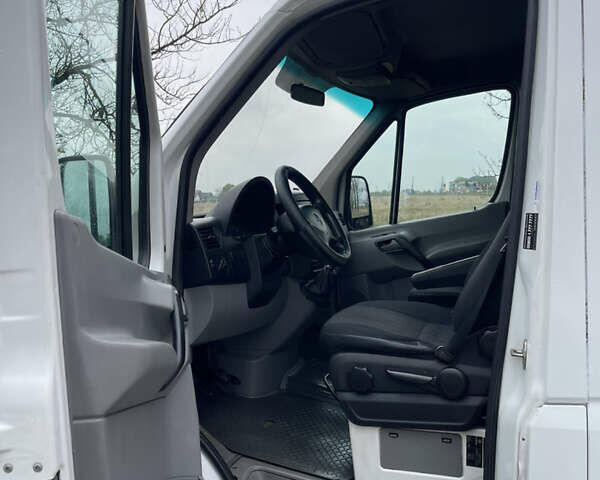 Белый Мерседес Sprinter, объемом двигателя 2.15 л и пробегом 380 тыс. км за 5699 $, фото 6 на Automoto.ua