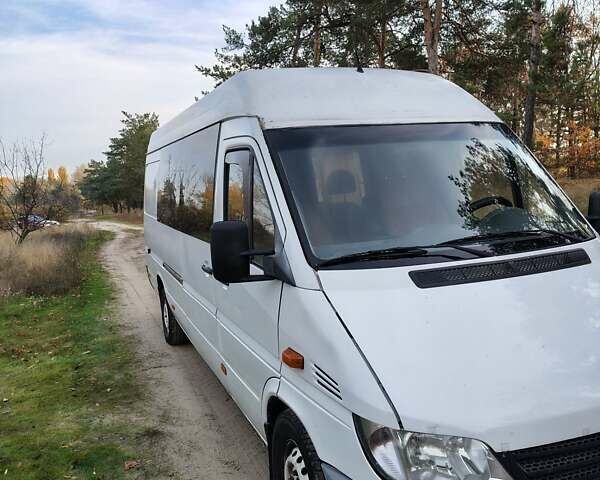 Белый Мерседес Sprinter, объемом двигателя 2.2 л и пробегом 460 тыс. км за 14000 $, фото 4 на Automoto.ua