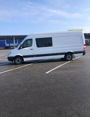 Белый Мерседес Sprinter, объемом двигателя 2.1 л и пробегом 500 тыс. км за 15000 $, фото 2 на Automoto.ua