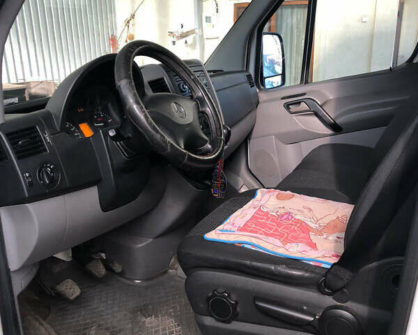 Белый Мерседес Sprinter, объемом двигателя 2.1 л и пробегом 500 тыс. км за 15000 $, фото 7 на Automoto.ua