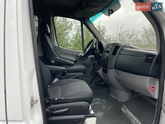 Белый Мерседес Sprinter, объемом двигателя 2.15 л и пробегом 380 тыс. км за 5699 $, фото 2 на Automoto.ua
