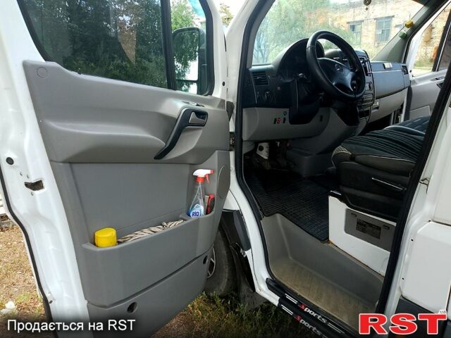 Белый Мерседес Sprinter, объемом двигателя 2.2 л и пробегом 420 тыс. км за 10000 $, фото 3 на Automoto.ua