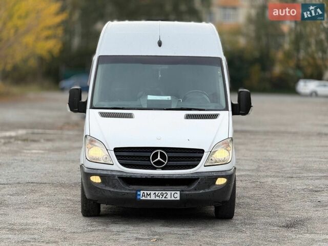 Белый Мерседес Sprinter, объемом двигателя 2.2 л и пробегом 200 тыс. км за 11500 $, фото 2 на Automoto.ua