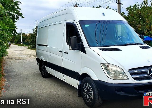 Белый Мерседес Sprinter, объемом двигателя 2.1 л и пробегом 382 тыс. км за 9000 $, фото 2 на Automoto.ua