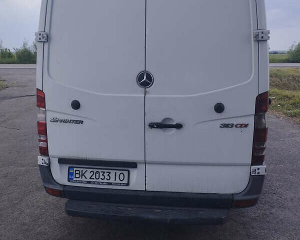 Белый Мерседес Sprinter, объемом двигателя 2.2 л и пробегом 530 тыс. км за 14700 $, фото 3 на Automoto.ua