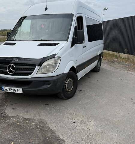 Белый Мерседес Sprinter, объемом двигателя 2.15 л и пробегом 300 тыс. км за 9000 $, фото 3 на Automoto.ua