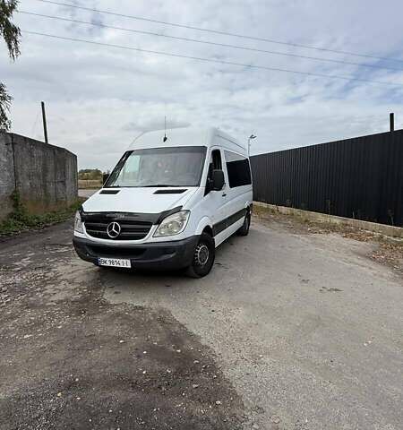 Белый Мерседес Sprinter, объемом двигателя 2.15 л и пробегом 300 тыс. км за 9000 $, фото 1 на Automoto.ua