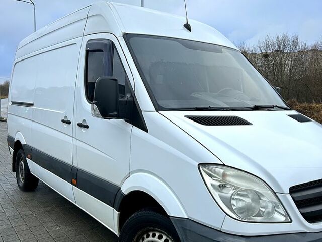 Белый Мерседес Sprinter, объемом двигателя 2.1 л и пробегом 412 тыс. км за 12500 $, фото 1 на Automoto.ua