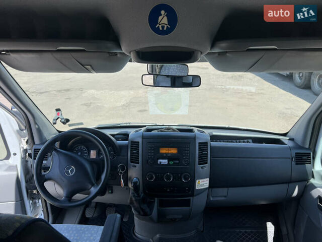 Белый Мерседес Sprinter, объемом двигателя 2.14 л и пробегом 185 тыс. км за 26500 $, фото 2 на Automoto.ua