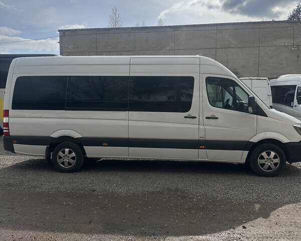 Белый Мерседес Sprinter, объемом двигателя 2.2 л и пробегом 541 тыс. км за 22300 $, фото 3 на Automoto.ua