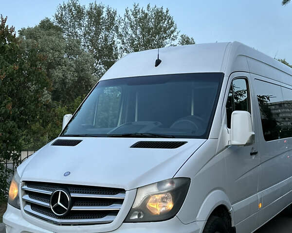 Белый Мерседес Sprinter, объемом двигателя 2.14 л и пробегом 665 тыс. км за 25000 $, фото 3 на Automoto.ua