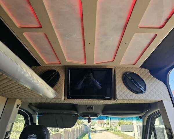 Белый Мерседес Sprinter, объемом двигателя 2.3 л и пробегом 580 тыс. км за 23000 $, фото 4 на Automoto.ua
