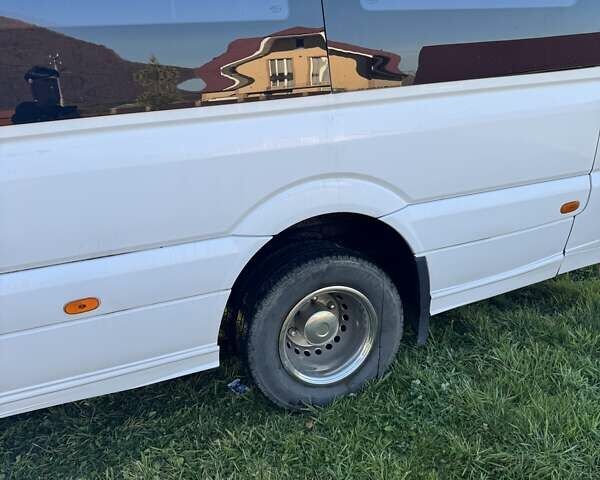 Белый Мерседес Sprinter, объемом двигателя 2.99 л и пробегом 272 тыс. км за 48000 $, фото 3 на Automoto.ua