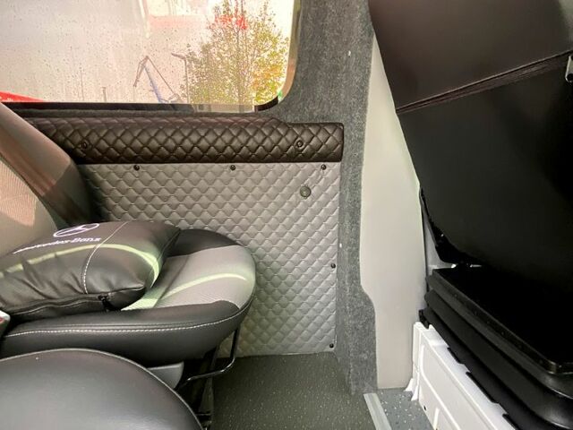 Белый Мерседес Sprinter, объемом двигателя 2.1 л и пробегом 300 тыс. км за 24000 $, фото 1 на Automoto.ua