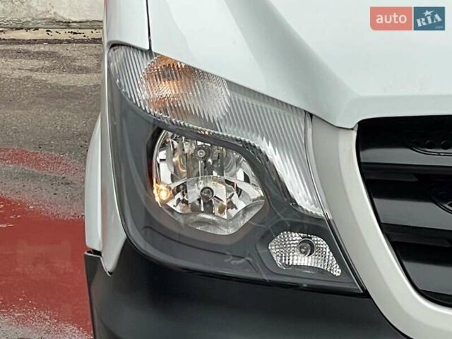 Белый Мерседес Sprinter, объемом двигателя 2.2 л и пробегом 737 тыс. км за 25000 $, фото 9 на Automoto.ua