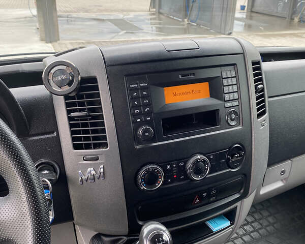 Белый Мерседес Sprinter, объемом двигателя 2.1 л и пробегом 325 тыс. км за 25000 $, фото 7 на Automoto.ua