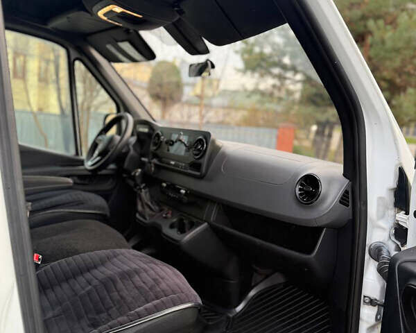 Белый Мерседес Sprinter, объемом двигателя 2.1 л и пробегом 325 тыс. км за 39984 $, фото 9 на Automoto.ua