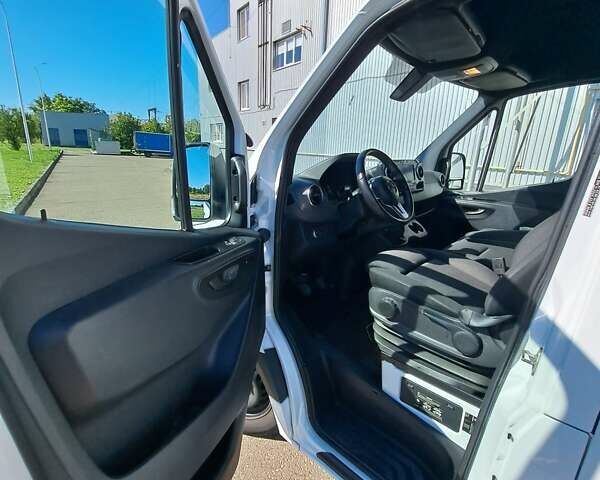 Белый Мерседес Sprinter, объемом двигателя 2.2 л и пробегом 354 тыс. км за 34343 $, фото 2 на Automoto.ua