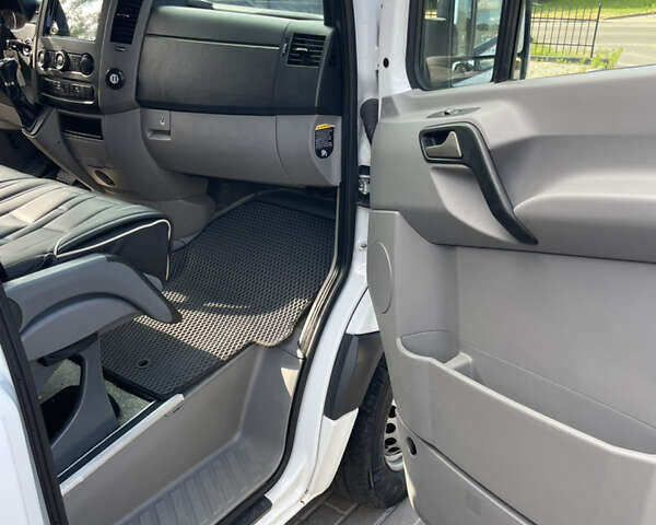 Белый Мерседес Sprinter, объемом двигателя 2.2 л и пробегом 333 тыс. км за 29000 $, фото 24 на Automoto.ua