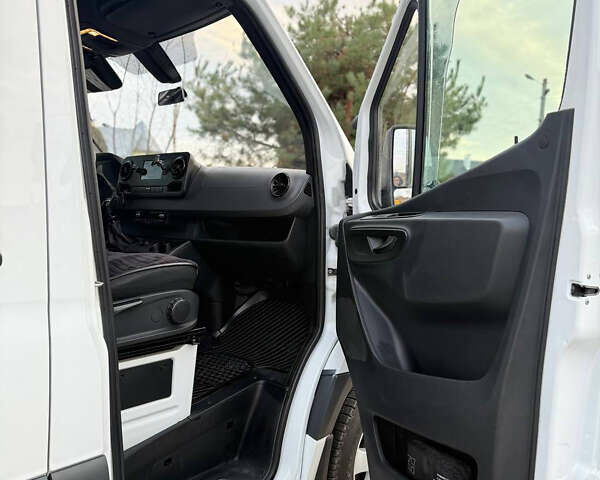 Белый Мерседес Sprinter, объемом двигателя 2.1 л и пробегом 325 тыс. км за 39984 $, фото 7 на Automoto.ua