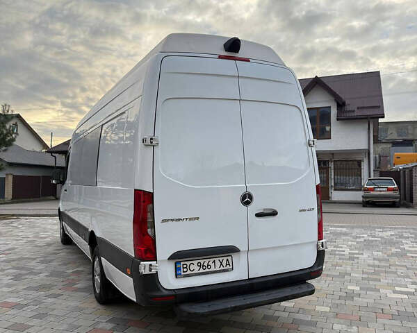 Белый Мерседес Sprinter, объемом двигателя 2.1 л и пробегом 325 тыс. км за 39984 $, фото 4 на Automoto.ua