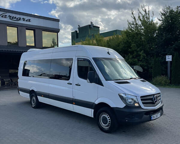 Белый Мерседес Sprinter, объемом двигателя 2.2 л и пробегом 333 тыс. км за 29000 $, фото 3 на Automoto.ua