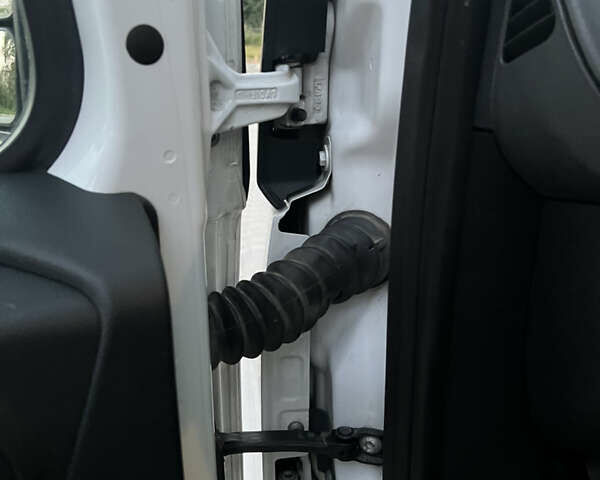 Белый Мерседес Sprinter, объемом двигателя 2.1 л и пробегом 450 тыс. км за 32300 $, фото 66 на Automoto.ua
