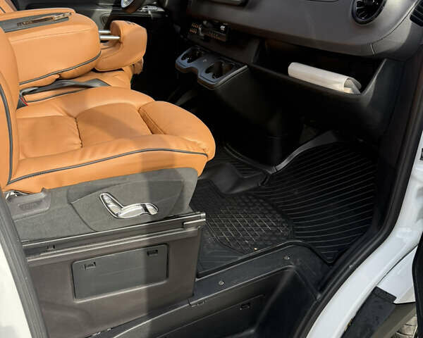 Белый Мерседес Sprinter, объемом двигателя 2.14 л и пробегом 209 тыс. км за 61800 $, фото 14 на Automoto.ua