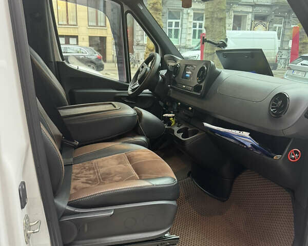 Белый Мерседес Sprinter, объемом двигателя 3 л и пробегом 360 тыс. км за 52744 $, фото 4 на Automoto.ua