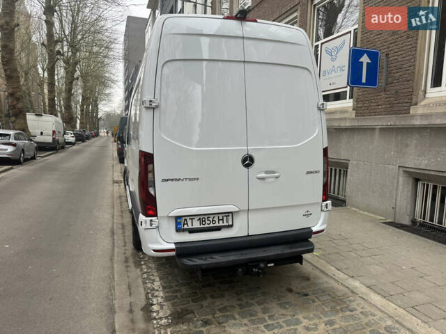 Белый Мерседес Sprinter, объемом двигателя 3 л и пробегом 360 тыс. км за 52744 $, фото 2 на Automoto.ua