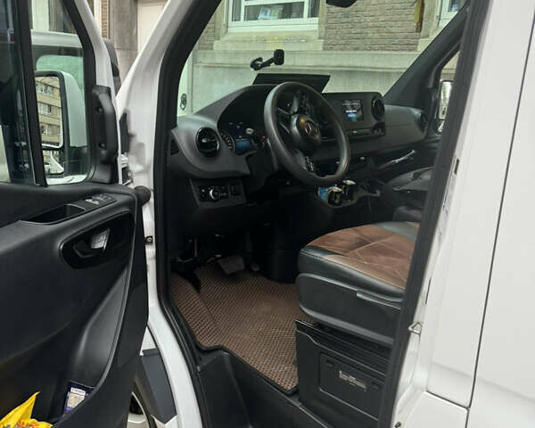 Белый Мерседес Sprinter, объемом двигателя 3 л и пробегом 360 тыс. км за 52744 $, фото 3 на Automoto.ua