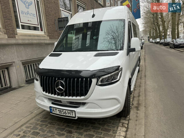 Белый Мерседес Sprinter, объемом двигателя 3 л и пробегом 360 тыс. км за 52744 $, фото 1 на Automoto.ua
