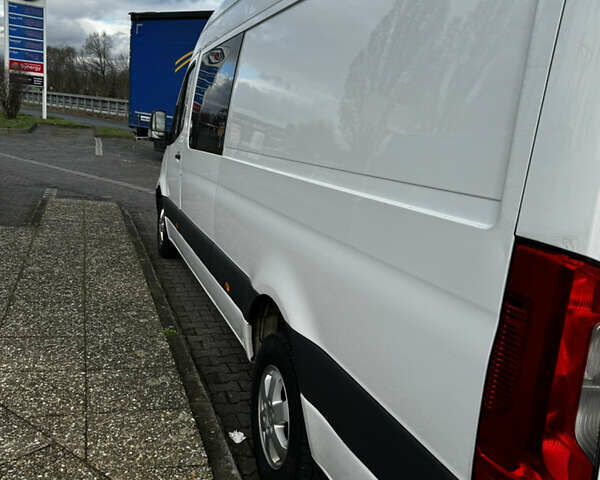 Белый Мерседес Sprinter, объемом двигателя 2.14 л и пробегом 340 тыс. км за 37000 $, фото 4 на Automoto.ua