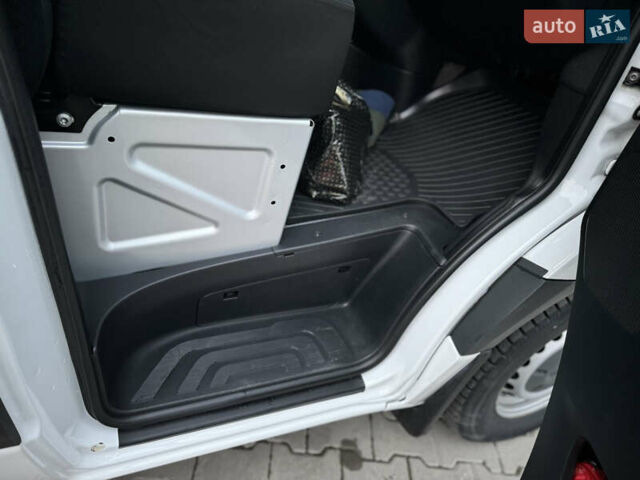 Белый Мерседес Sprinter, объемом двигателя 2.99 л и пробегом 460 тыс. км за 45634 $, фото 44 на Automoto.ua