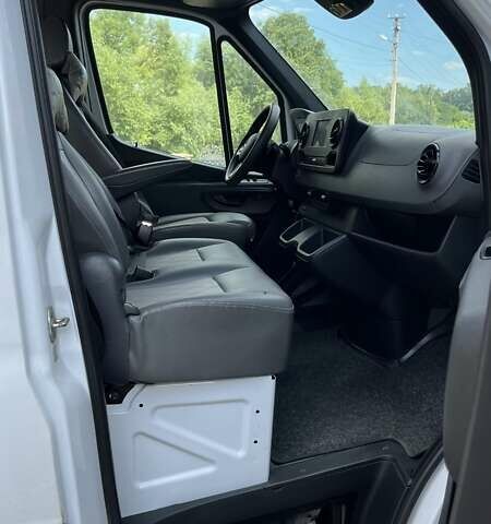 Белый Мерседес Sprinter, объемом двигателя 2.99 л и пробегом 294 тыс. км за 42500 $, фото 3 на Automoto.ua