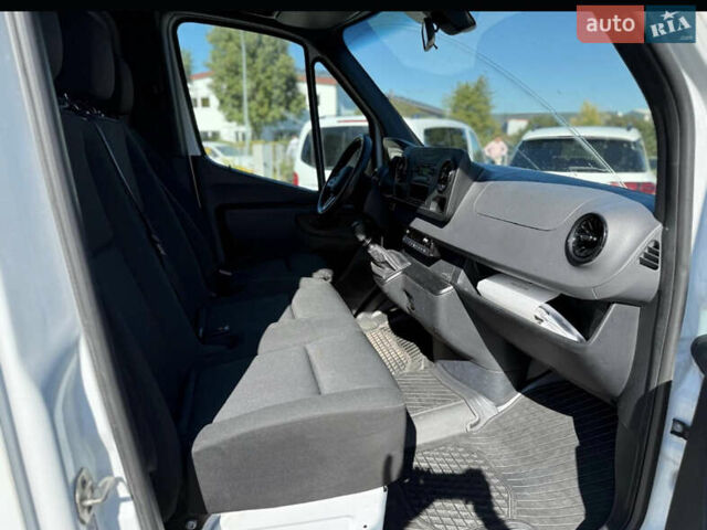 Белый Мерседес Sprinter, объемом двигателя 2.3 л и пробегом 257 тыс. км за 33872 $, фото 8 на Automoto.ua