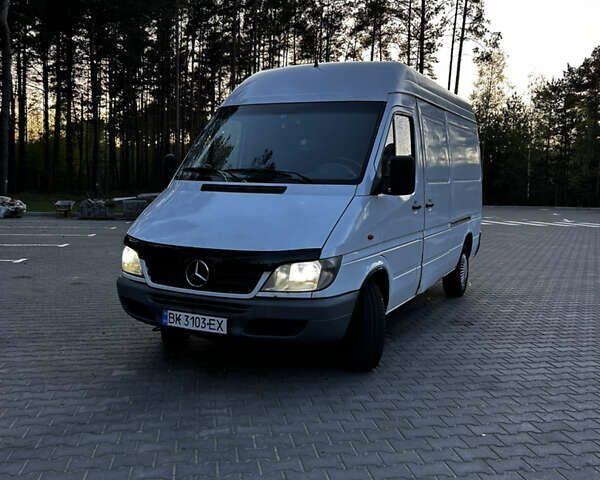 Белый Мерседес Sprinter, объемом двигателя 2.15 л и пробегом 250 тыс. км за 6500 $, фото 2 на Automoto.ua