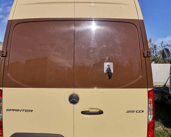 Бежевый Мерседес Sprinter, объемом двигателя 1.95 л и пробегом 295 тыс. км за 35383 $, фото 2 на Automoto.ua