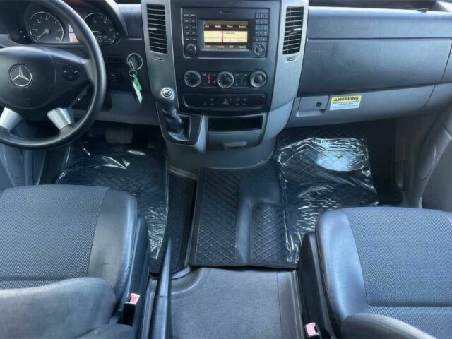 Черный Мерседес Sprinter, объемом двигателя 3 л и пробегом 77 тыс. км за 6500 $, фото 9 на Automoto.ua