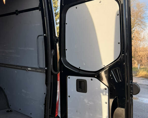 Черный Мерседес Sprinter, объемом двигателя 2.2 л и пробегом 247 тыс. км за 32500 $, фото 32 на Automoto.ua