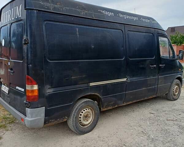 Черный Мерседес Sprinter, объемом двигателя 2.3 л и пробегом 350 тыс. км за 3500 $, фото 2 на Automoto.ua