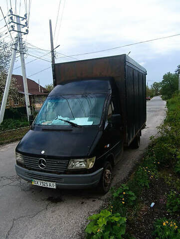 Черный Мерседес Sprinter, объемом двигателя 2.3 л и пробегом 700 тыс. км за 3700 $, фото 3 на Automoto.ua