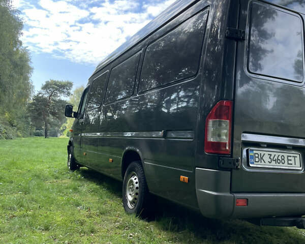 Черный Мерседес Sprinter, объемом двигателя 2.15 л и пробегом 450 тыс. км за 15300 $, фото 6 на Automoto.ua