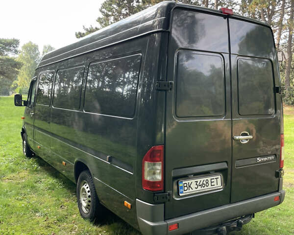 Черный Мерседес Sprinter, объемом двигателя 2.15 л и пробегом 450 тыс. км за 15300 $, фото 9 на Automoto.ua